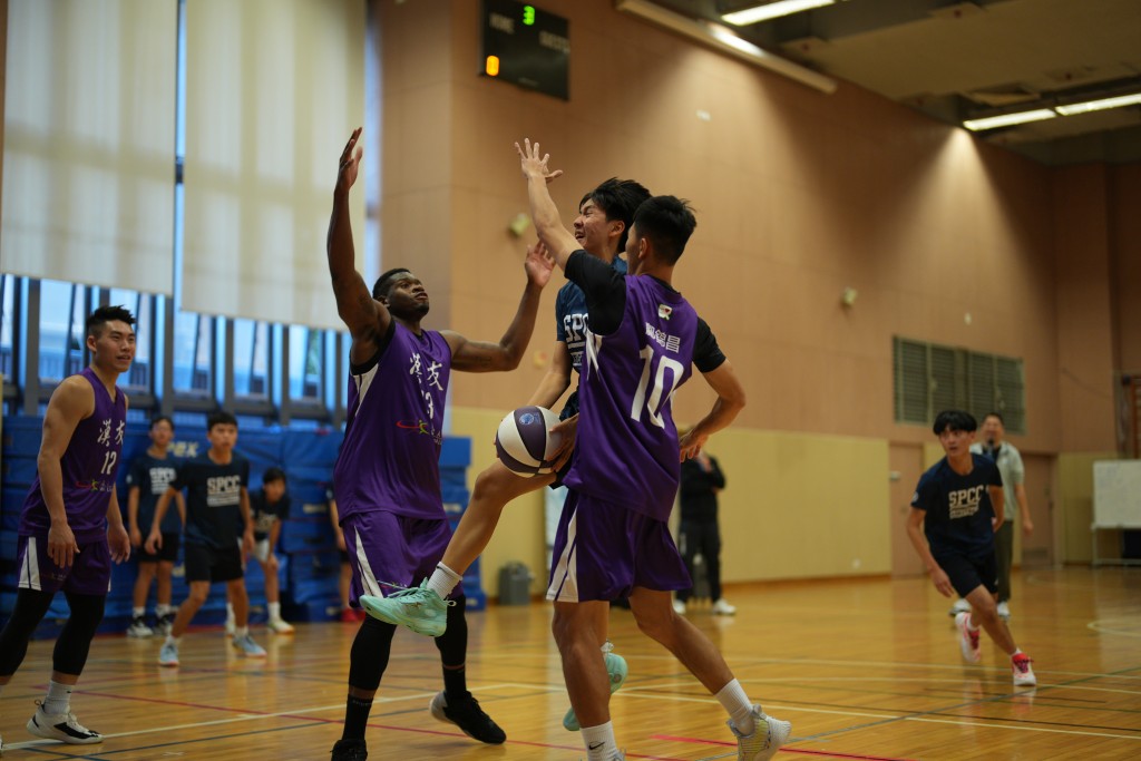 「港島總區少年警訊 3 X 3 籃球培訓計劃及防騙講座」讓中學生與現役甲一籃球員切磋球技。 