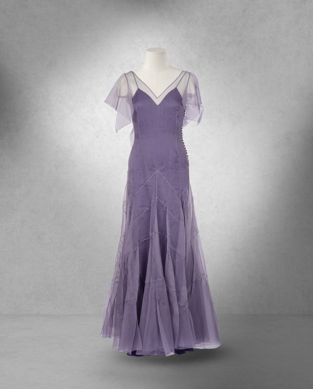 John Galliano設計絲綢連身裙。