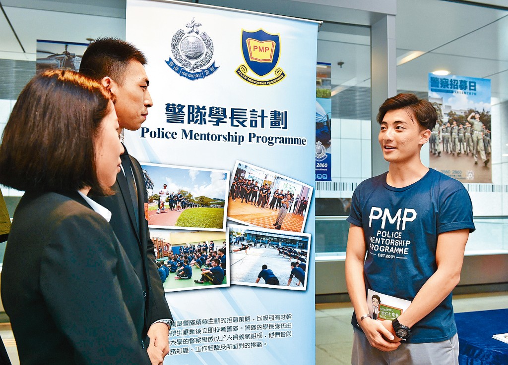 警隊學長計劃是警隊其中一項招募策略，由一班現職警務人員以學長身份帶領其大學母校的學員認識警隊。