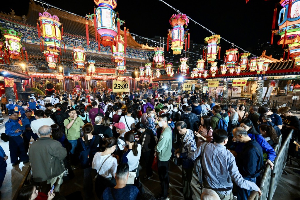 大批善信晚上在黃大仙祠等候子時到來上頭炷香。