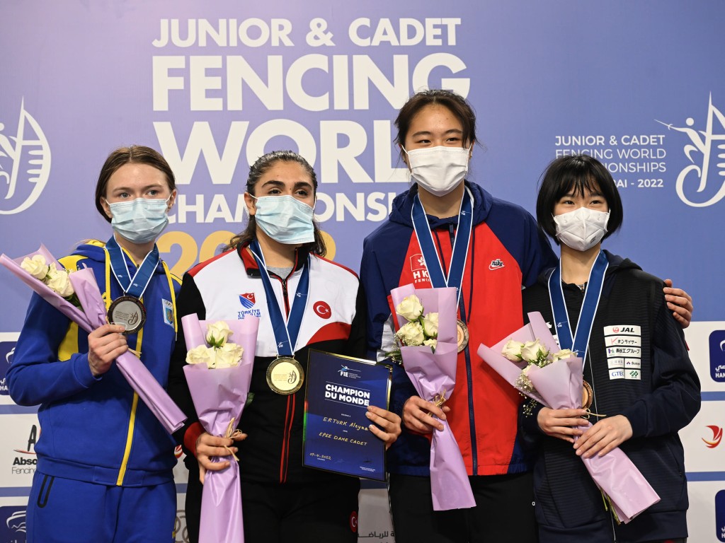 陈海琳(右二)在不设铜牌战下摘得港队今届第二面奖牌。国际剑联facebook图片