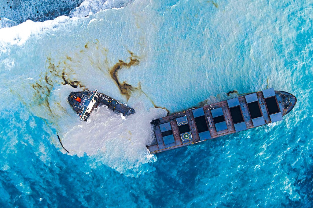 ■在毛里裘斯外海擱淺漏油的日本貨輪，船身斷成兩截。