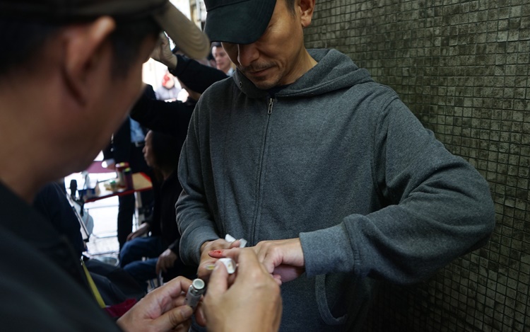 幕後人員火速為華仔傷口消毒及止血。