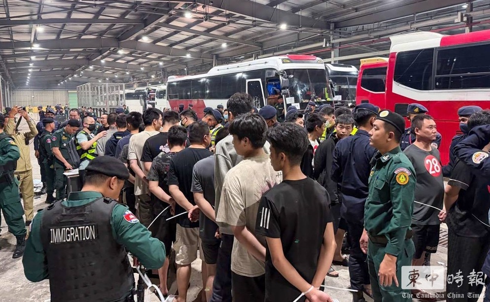 柬埔寨连续两日遣返逾400名中国籍电骗疑犯回中国。柬中时报