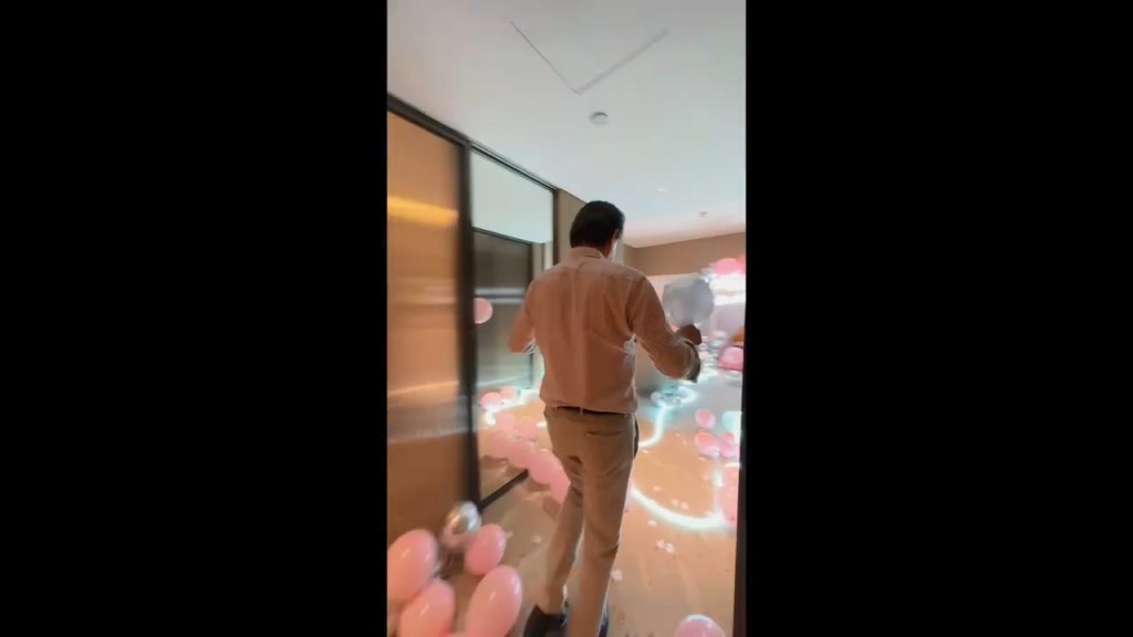 王冰冰在酒店房内安排了一个粉红派对。
