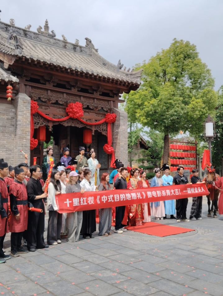 中式仿古婚禮微電影興起，催生許多臨演工作機會。抖音＠B    大金店飛龍舞獅花轎儀仗隊