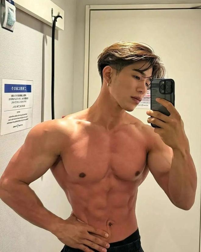 日丑男被骂“猪狒狒”饱受欺凌,狂操肌兼整容逆袭成“神户型男”。 日丑男被骂“猪狒狒”饱受欺凌,狂操肌兼整容逆袭成“神户型男”。