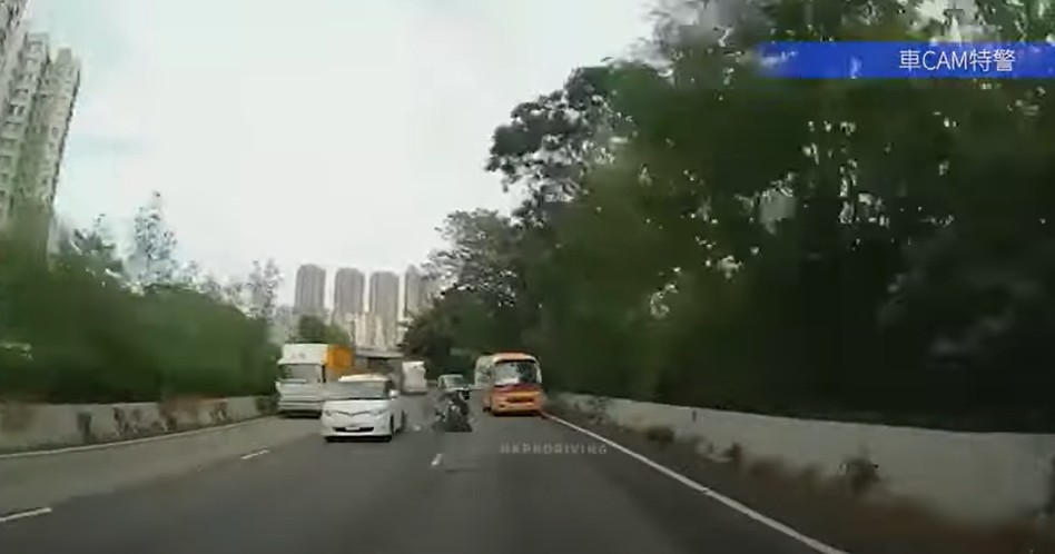 電單車撞私家車後飛彈慢線。網上影片截圖