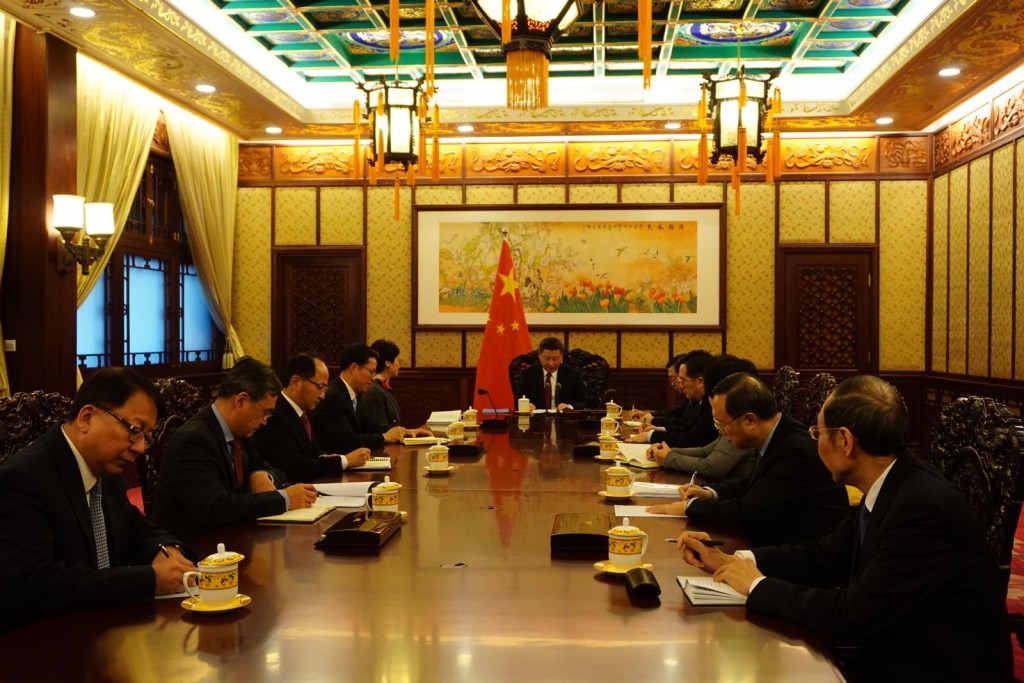 習近平今午約四時在中南海瀛台會見林鄭月娥，二人握手後就座，先由習近平發言。