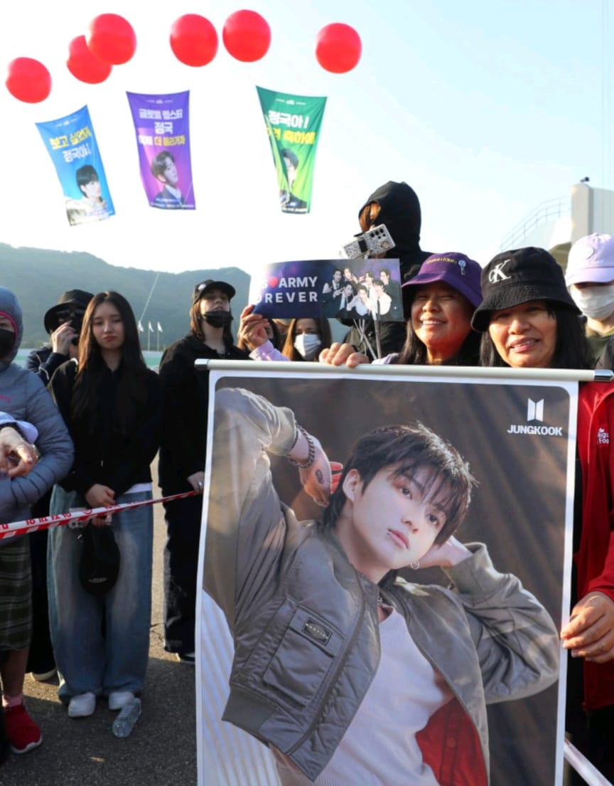 有ARMY晨早托埋一大幅的Jungkook靚仔相來迎接他。 有ARMY晨早托埋一大幅的Jungkook靚仔相來迎接他。