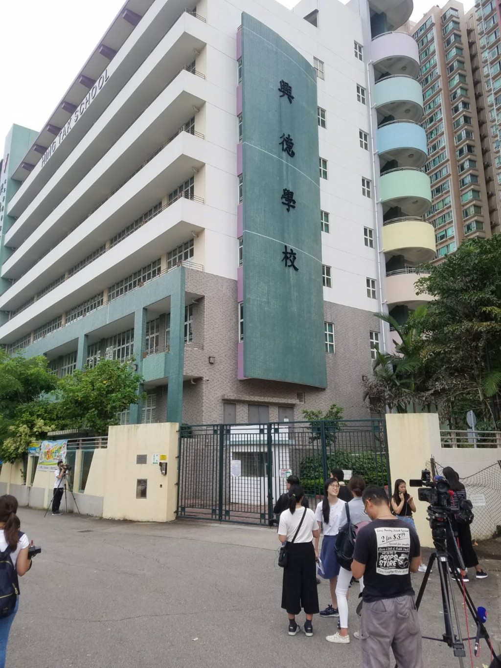大批記者在校外等候。林思明攝