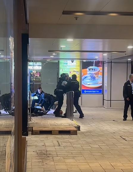 同袍便將頭盔警帶到一旁。