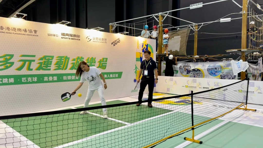 羅淑佩試玩pickleball(匹克球),笑言「雖然有冷氣但也出了一點汗,不錯!」 羅淑佩試玩pickleball(匹克球),笑言「雖然有冷氣但也出了一點汗,不錯!」