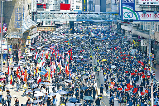 大批示威者趁國慶日，在港島進行大遊行。