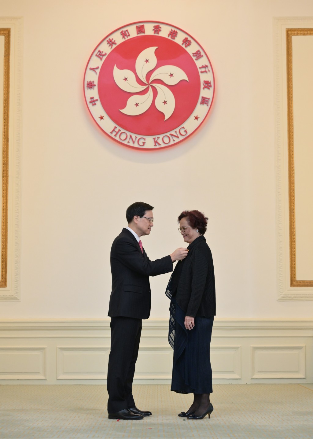 工联会荣誉会长林淑仪获颁发大紫荆勋章。政府新闻处图片
