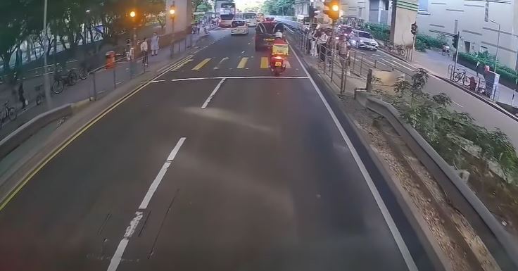 影片開初為黃燈。fb車cam L（香港群組）Kitty Chau影片截圖