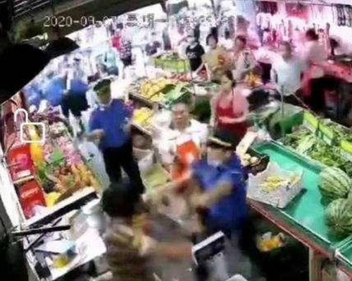 城管追打女商販被斬傷,警方通報指商販是正當防衛,城管被處以行致拘留。(網圖)