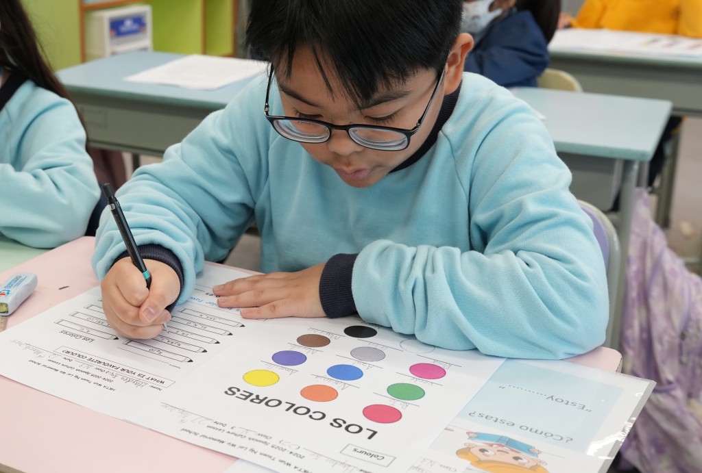 學生學習西班牙詞彙和句子結構，提升語言技能。（圖片來源：受訪學校提供）