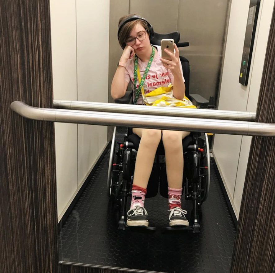 劳伦近年病况转差，须以轮椅代步。 Instagram