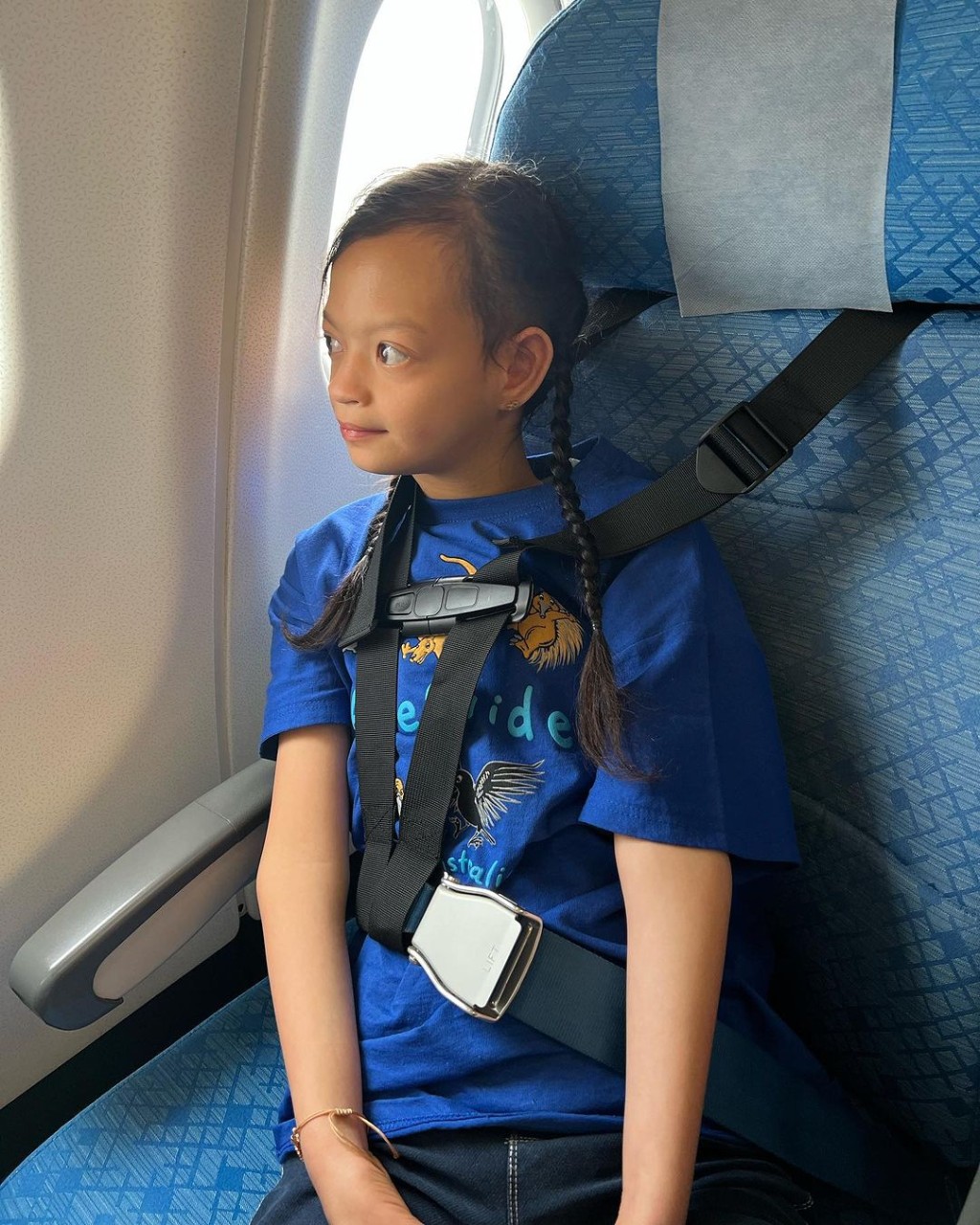 Isabella第一次搭飛機外遊，外表平靜，但相信難掩內心激動。