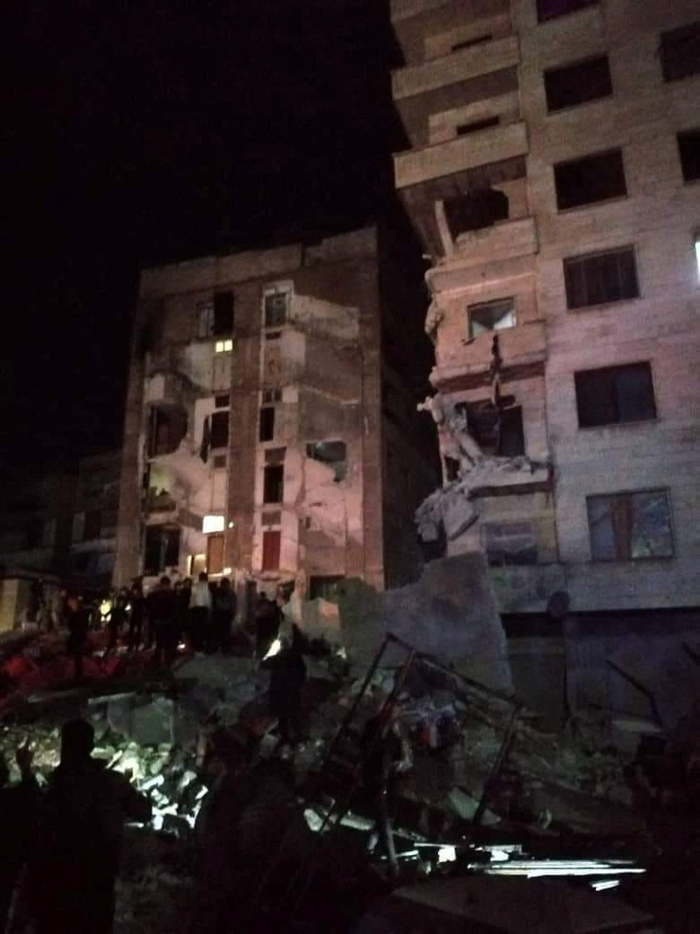 在敘利亞哈馬，救援人員在地震後倒塌和受損建築物的廢墟中工作。路透