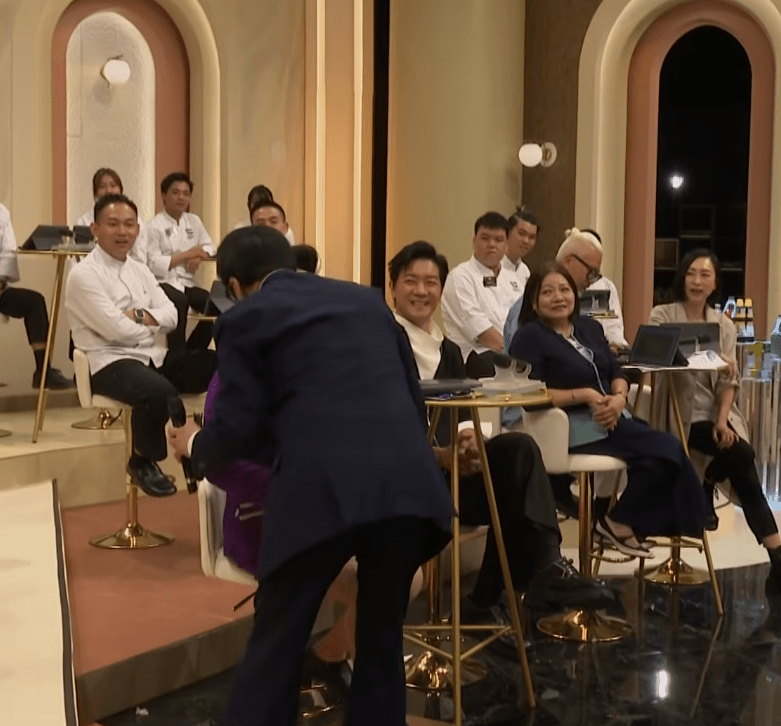 安德尊之後攬攬薛家燕。