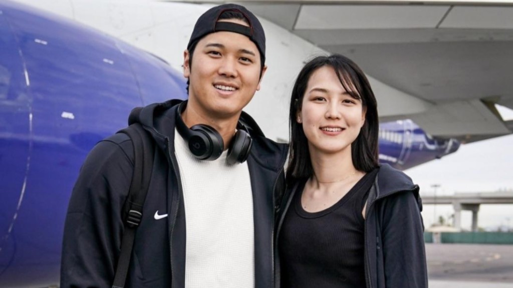 大谷翔平在IG分享搭机前往韩国首尔举办的海外开幕战，夫妻俩穿著运动装。