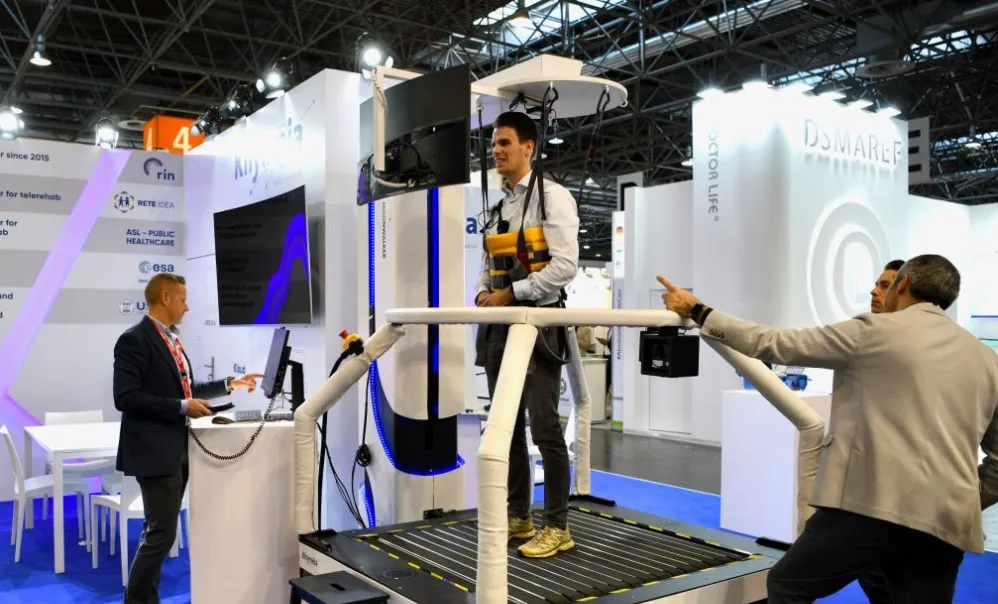 11月17日，一名參觀者在德國杜塞爾多夫國際醫療器械設備展上體驗康復設備。新華社