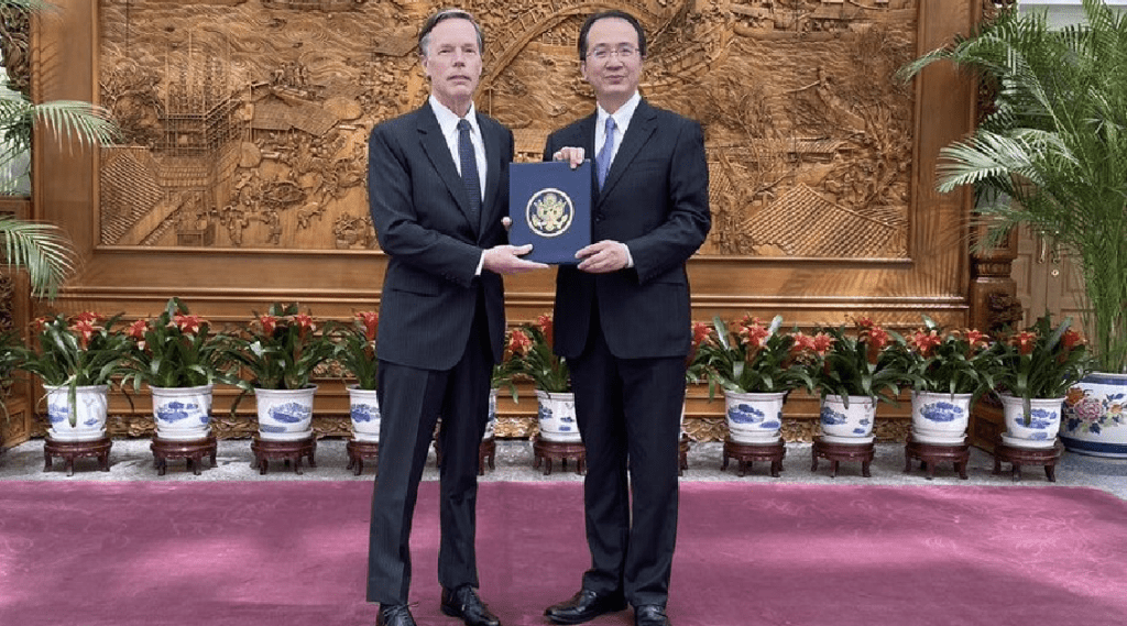 伯恩斯于去年4月2日曾向中国外交部礼宾司司长洪磊递交国书副本。