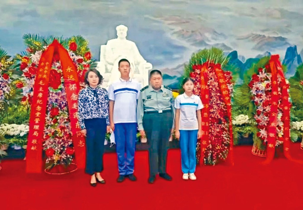 毛泽东孙子毛新宇带同家人昨日瞻仰毛主席纪念堂。