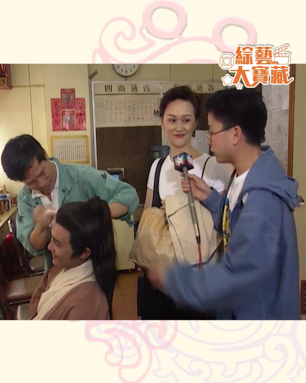 留著一頭利落短髮的她化上淡妝,並身穿白色圓領T恤及黑色低胸吊帶連身裙現身,與主持人黃一山相談甚歡,舉手投足之間散發著女神魅力,高顏值的兩母子同框十分養眼。 留著一頭利落短髮的她化上淡妝,並身穿白色圓領T恤及黑色低胸吊帶連身裙現身,與主持人黃一山相談甚歡,舉手投足之間散發著女神魅力,高顏值的兩母子同框十分養眼。
