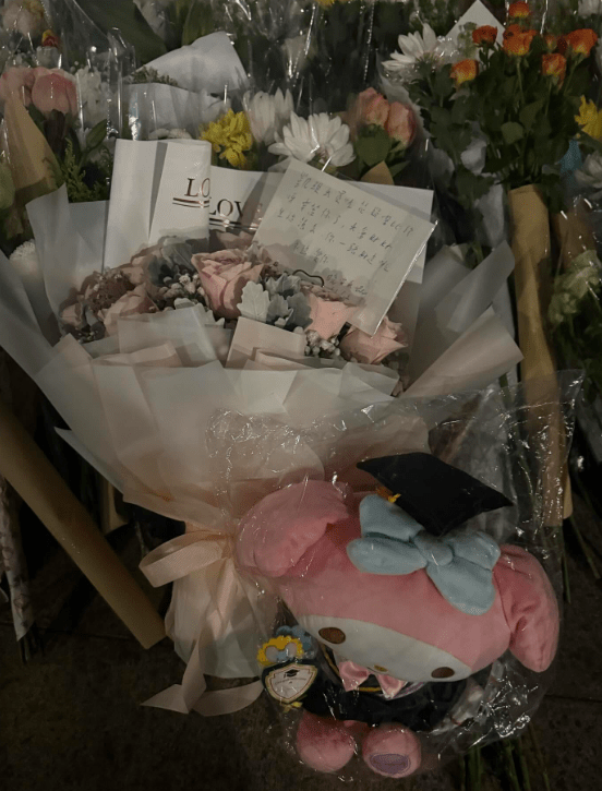 梁先生為凱琪購買了她生前要求的Melody畢業公仔及花束,向凱琪悼念。Threads@yinjjisbigbiggoodgood107 梁先生為凱琪購買了她生前要求的Melody畢業公仔及花束,向凱琪悼念。Threads@yinjjisbigbiggoodgood107