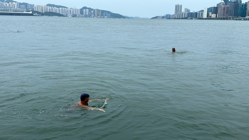 泳客无惧风雨落水畅游。刘汉权摄