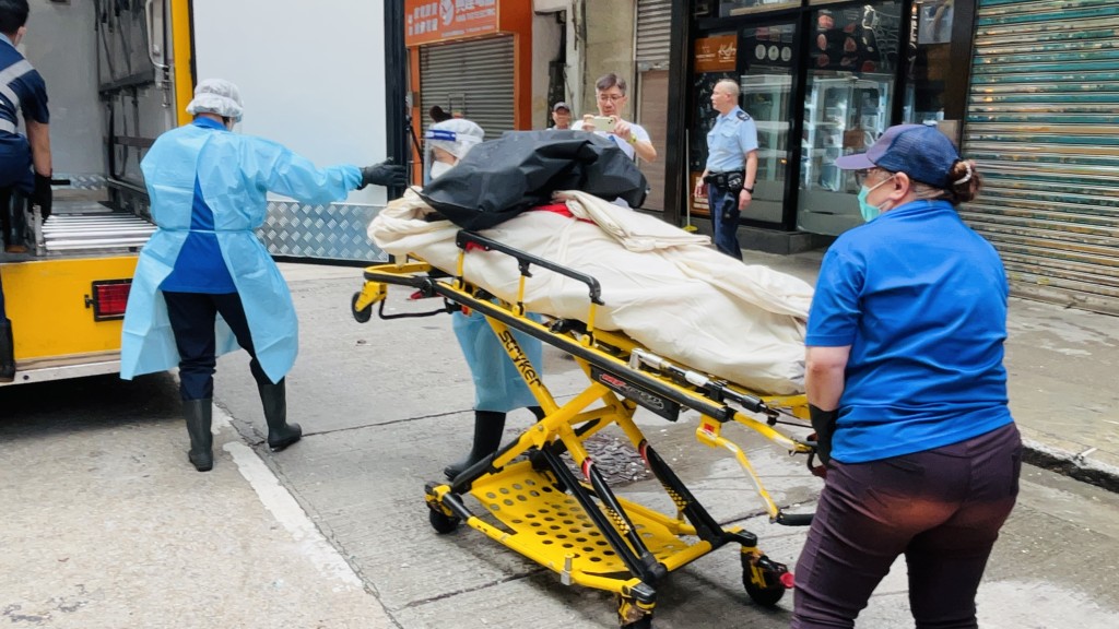 死者遺體由仵工移離現場。