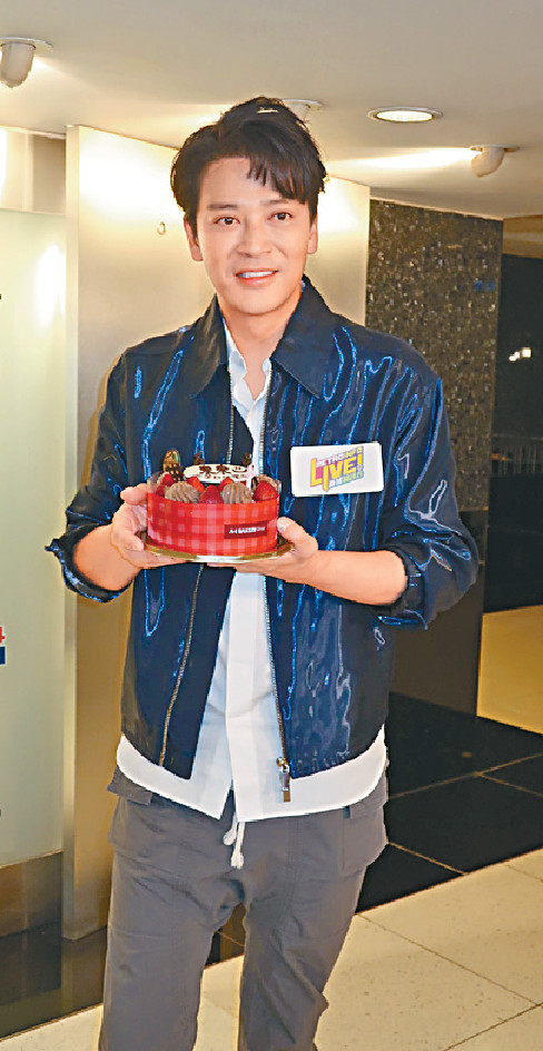■陈晓东获送蛋糕，提早庆生。
