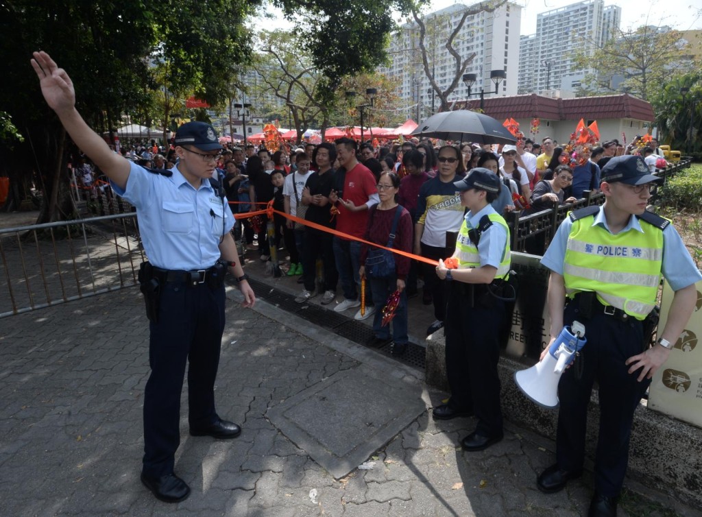 警方中午前起實施人潮管制,善信需分批入廟。