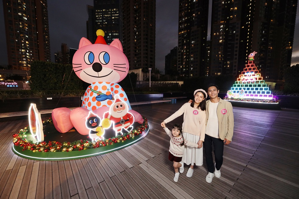 小猫Pink Bibi以绘本中的得意造型,坐在花园的中央等著和大家拍照。 小猫Pink Bibi以绘本中的得意造型,坐在花园的中央等著和大家拍照。