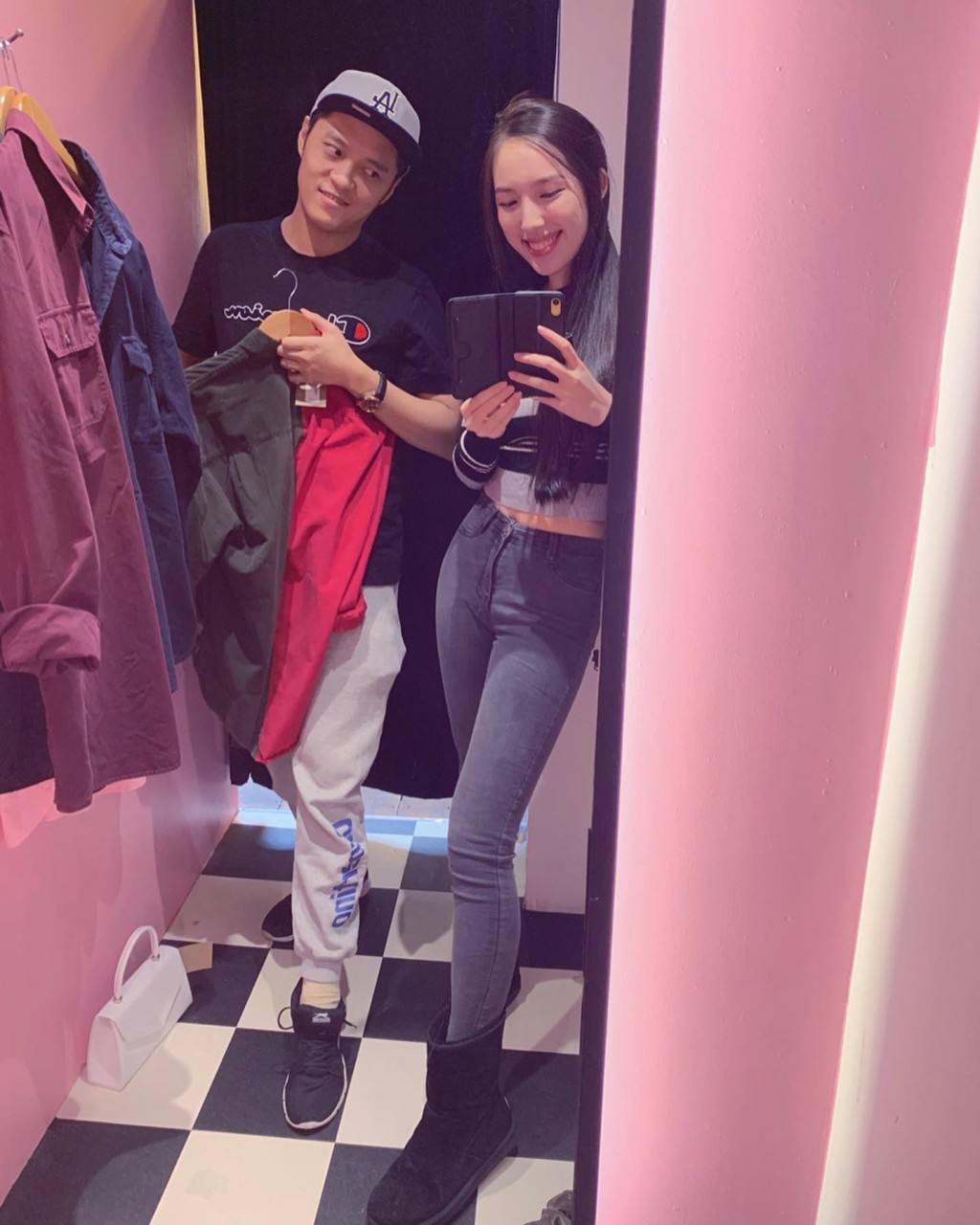 在一段影片中,他們身處更衣室。 在一段影片中,他們身處更衣室。