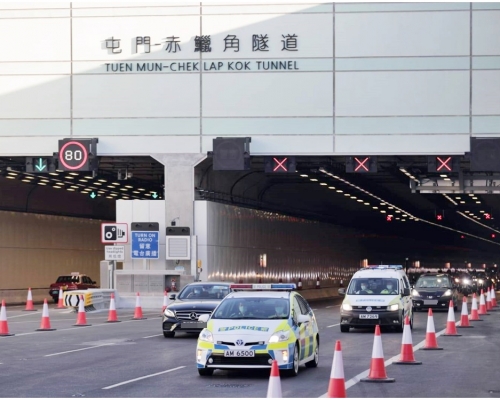 在警車開路下，屯門至赤鱲角北面連接路今早8時正式通車。「香港警察」fb圖片