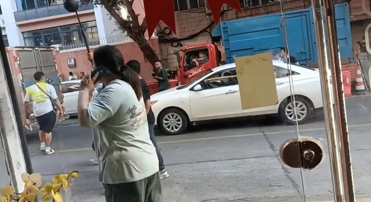 2022年，外界關注賈玲「又胖了」，當時的街拍照片正是在拍攝《熱辣滾燙》。