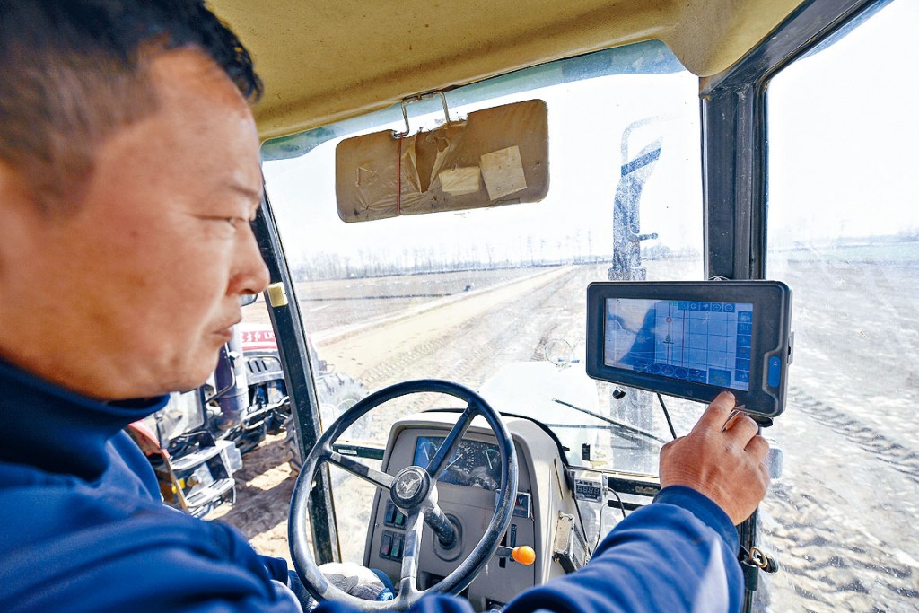 寧夏農民運用北斗導航系統實現智能耕作。