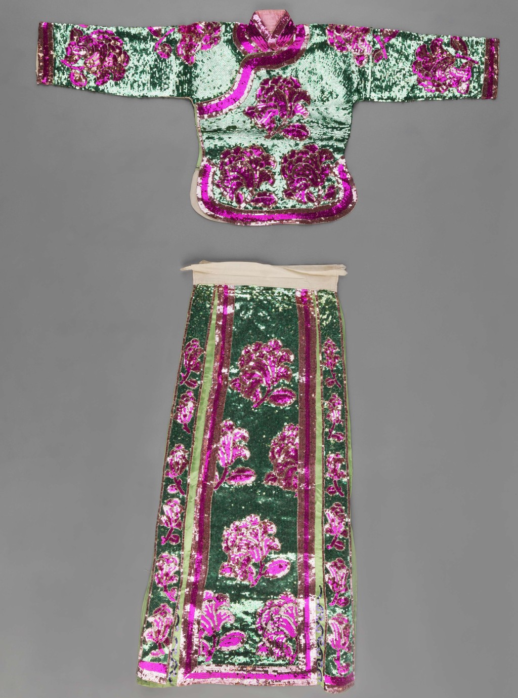 由衞明珠家人捐贈的紫綠色珠片襖裙（1950年代）