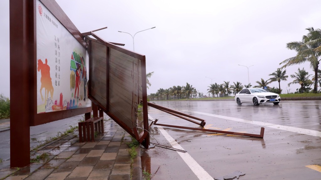茂名市電白區博賀灣大道的巴士站牌被颱風吹倒。新華社