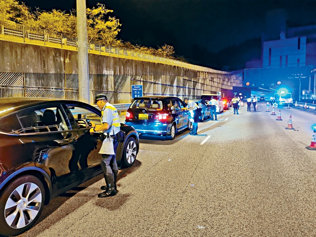 警方在復活節假期一連兩日進行打擊交通違例等行動。