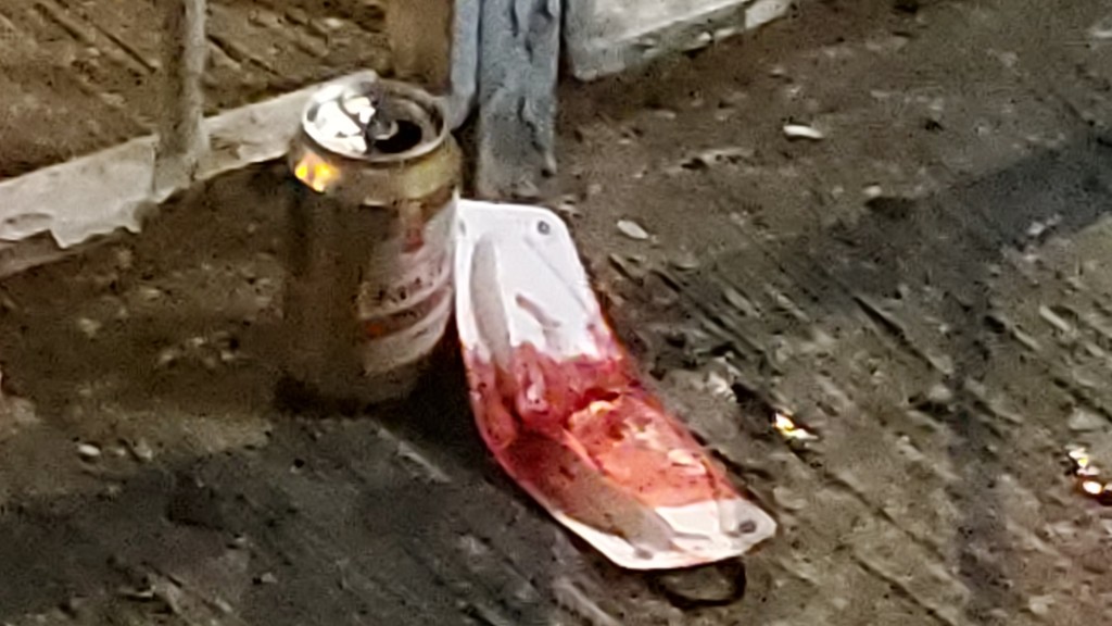地上遺下染血口罩及啤酒罐。