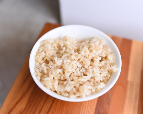 糙米飯纖維高但較難消化。網圖