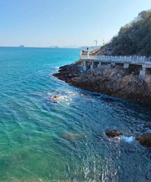 大梅沙海邊棧道。