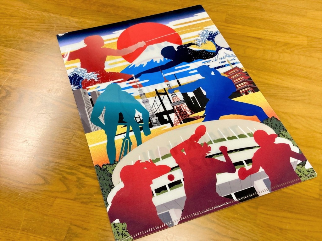 小禮物包括印有於東京奧運會中勇奪獎牌的香港選手剪影之特製文件夾。日本駐港總領事館fb圖片