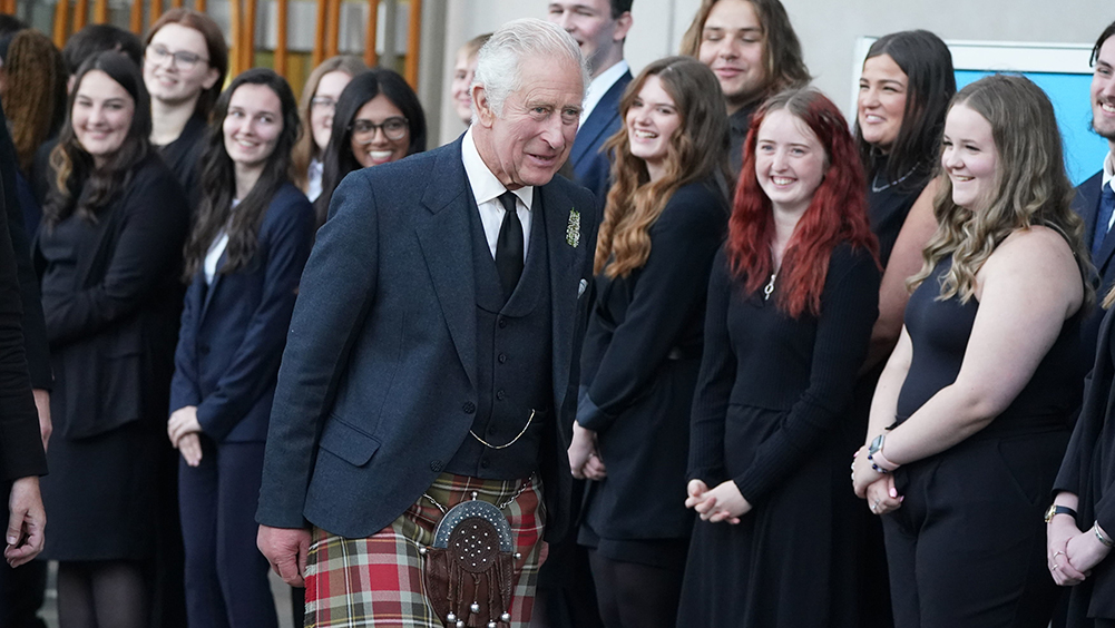 英皇查理三世和皇后離開蘇格蘭愛丁堡荷里路德的蘇格蘭議會。AP