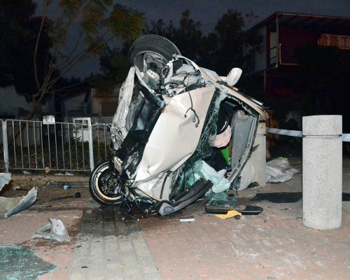 私家車被撞至變形。蔡楚輝攝